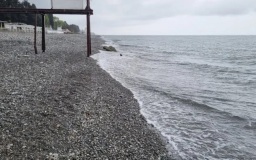 В Сочи ограничили доступ на пляжи и набережные на фоне горения танкера