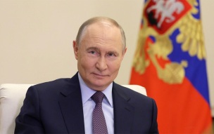 В Петербурге художник создал мурал с цитатой Владимира Путина о счастье