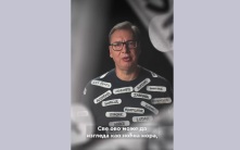 Вучич в новом предвыборном ролике предстал в футболке, обклеенной оскорблениями