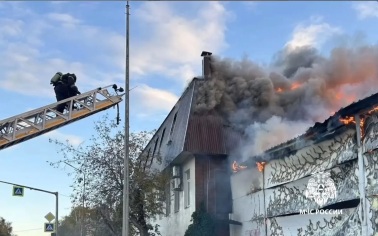 В Казани тушат пожар на складе
