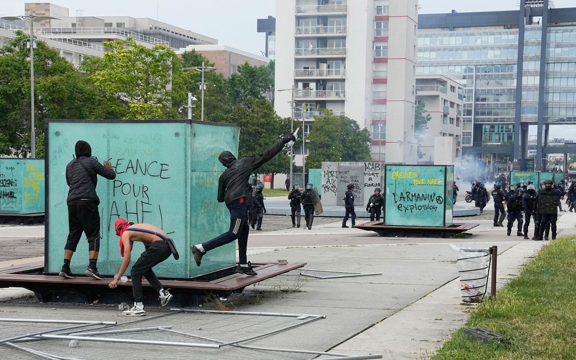 Во Франции нарушена работа 375 школ и лицеев