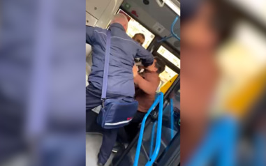 В Москве произошла потасовка между пассажиром и контролером в автобусе