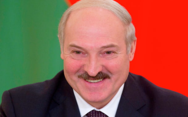 Лукашенко пошутил над Пашиняном во время фотосессии на саммите СНГ