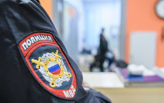 Жительница Махачкалы напала на полицейского и стала фигуранткой дела