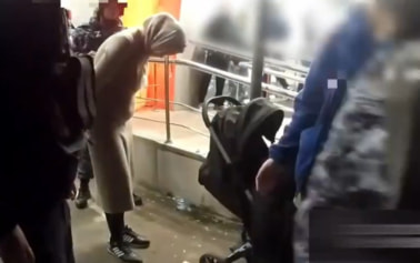 В Москве задержали агрессивную женщину, угрожавшую задушить детей