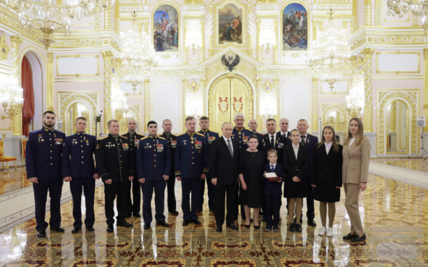 Путин пригласил Героев РФ на общее фото с учителями в Кремле