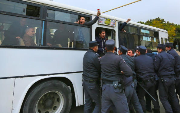 В Баку задержали 37 человек за протесты против школьной формы
