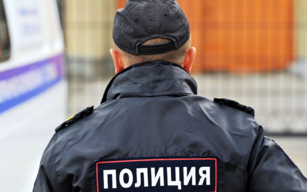 В Кудрово пятилетнюю девочку нашли на лестничной клетке дома, идет проверка