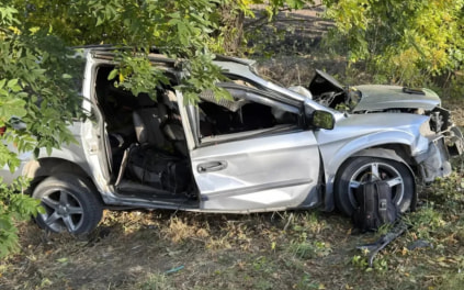 На Кубани два человека погибли при наезде автомобиля на дерево