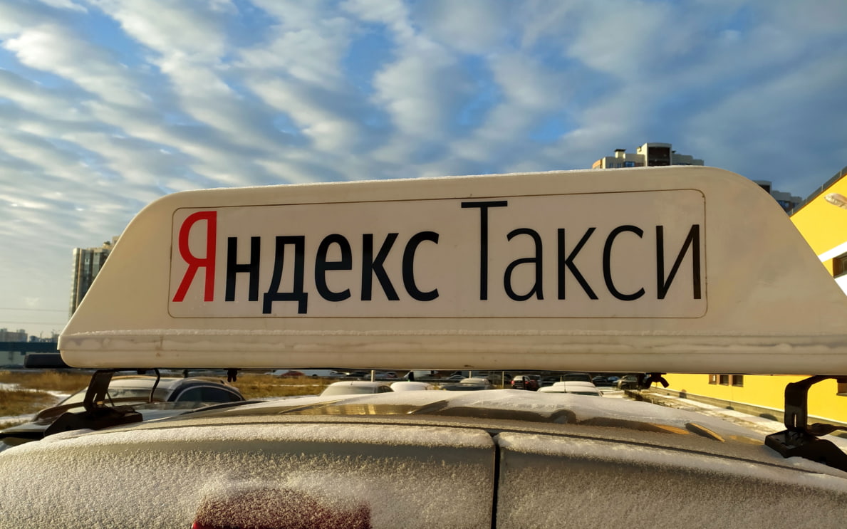 "Яндекс" начал выплаты водителям такси, не получившим деньги из-за атак БПЛА