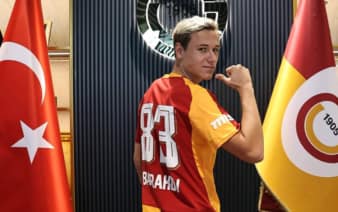 Батраков забил дебютный гол за "Галатасарай" в матче ЛЧ с "Барселоной"