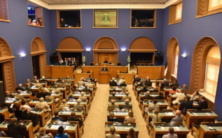 Оппозиция Эстонии инициировала вотум недоверия премьер-министру Михалу