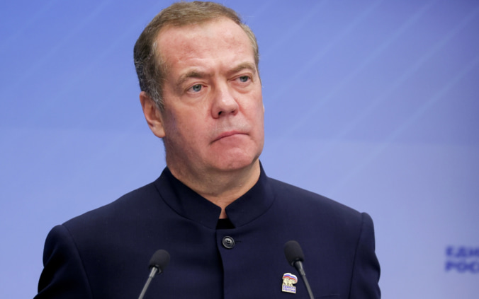 Медведев: Зеленский без помощи США слепнет, мечется и паникует