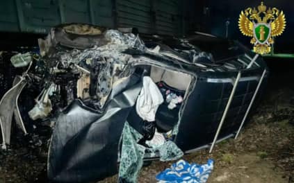 В Красноярском крае тепловоз снес легковой автомобиль на переезде