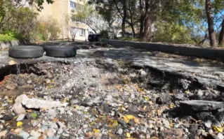 Во Владивостоке после наводнения остались огромные кратеры на асфальте