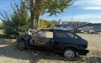Подросток погиб в машине, врезавшейся в дерево в Саратове