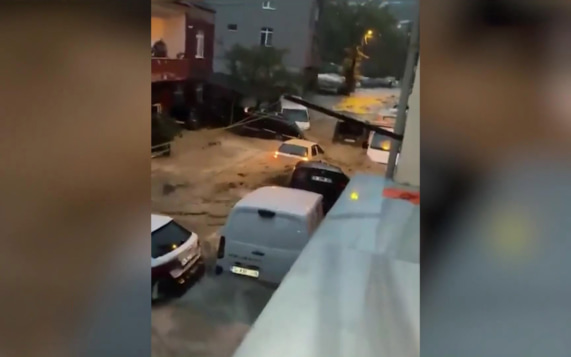 Гибель людей, потопы на улицах: детали "дождевого апокалипсиса" в Стамбуле