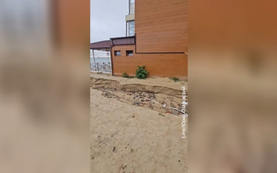 Центральный пляж Анапы размыло сильными дождями