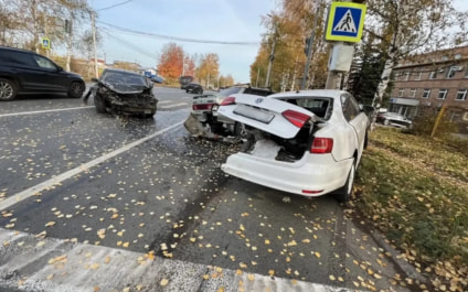Автомобиль сбил двух мужчин, менявших колесо на обочине в Ижевске