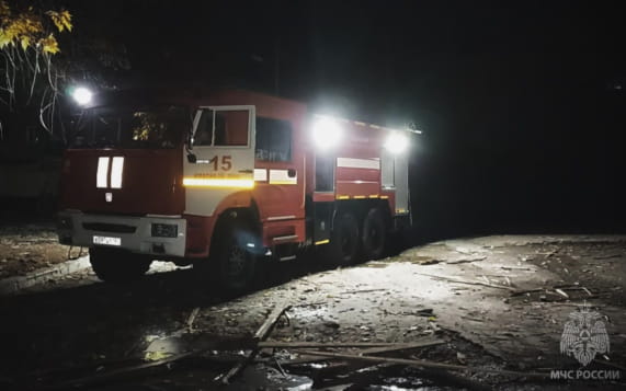 Спасатели вызволили женщину из-под завалов после атаки дрона в Красном Луче