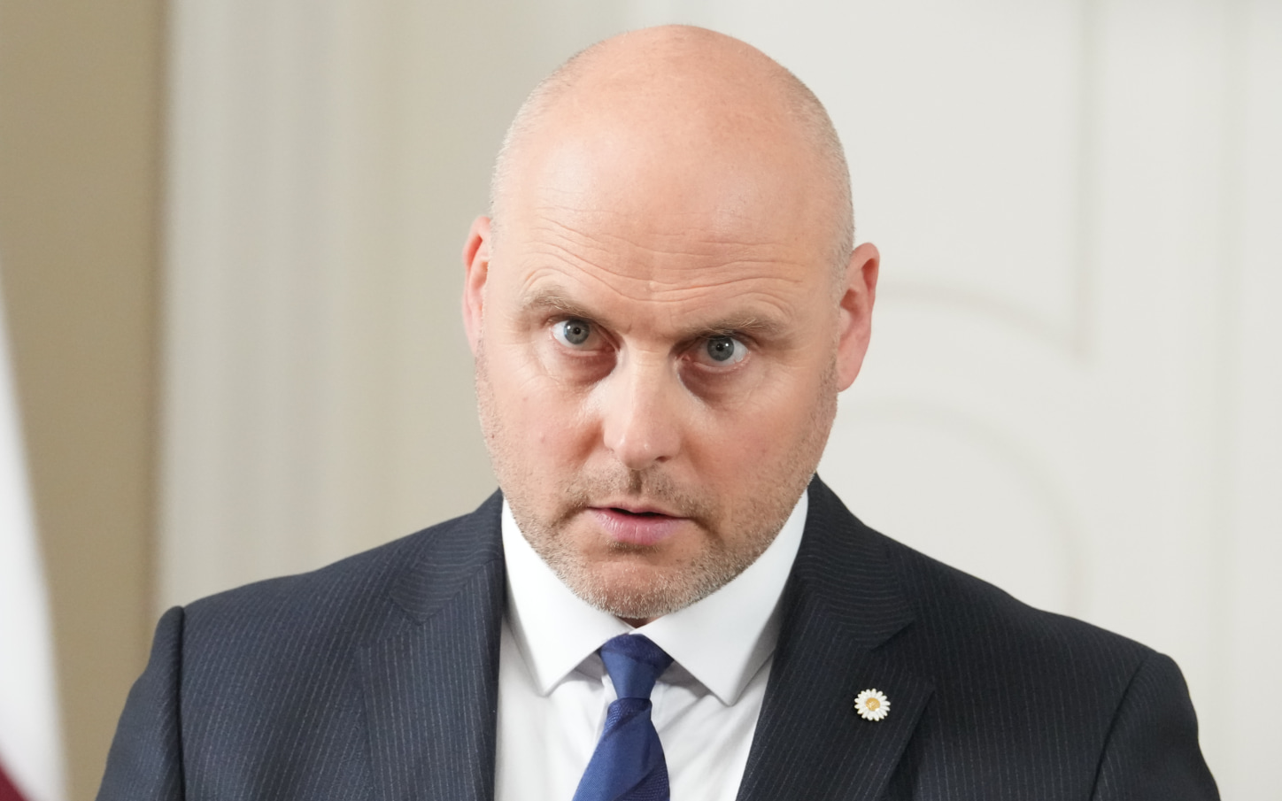 Премьер Латвии Кулбергс запаниковал из-за вопроса об Украине