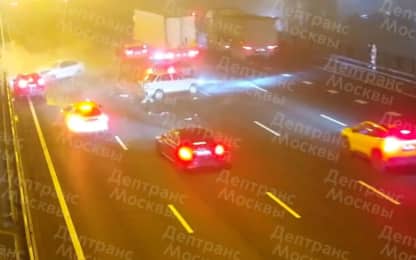 Опубликовано видео момента столкновения шести автомобилей на МКАД