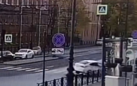 В Петербурге водитель сбил пешехода на тротуаре, мужчина госпитализирован
