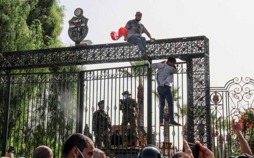 В Тунисе тысячи людей вышли на протесты против политики президента