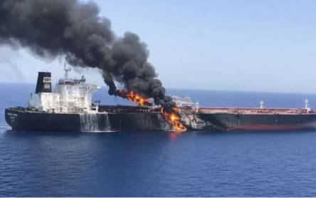 Иран: в Оманском заливе загорелся нефтяной танкер