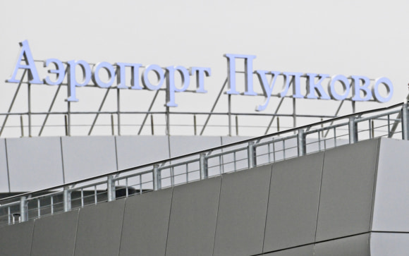 Находившихся в аэропорту Пулково перевели в безопасные места
