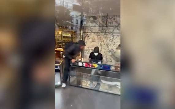 Во Франции громят бутики Dior и Louis Vuitton: с полок выносят все