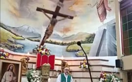 Огромный крест убил священника во время мессы в Эквадоре