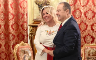 Захаровой подарили народный сербский женский костюм