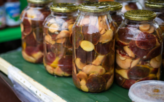 Больше половины россиян заготавливают продукты на зиму