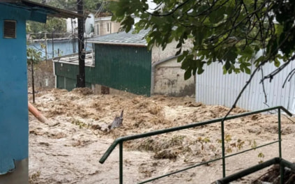 Появилось видео из поселка Кореиз в Крыму, затопленного потоками воды с гор
