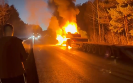 В Челябинской области из-за горящего грузовика полностью перекрыта трасса "Урал"