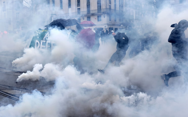 Во Франции могут ввести чрезвычайное положение