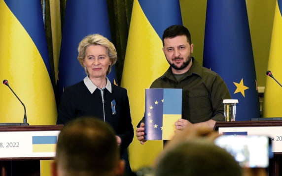 Эксперт: просьба о новой финансовой помощи для Киева шокировала главу ЕК