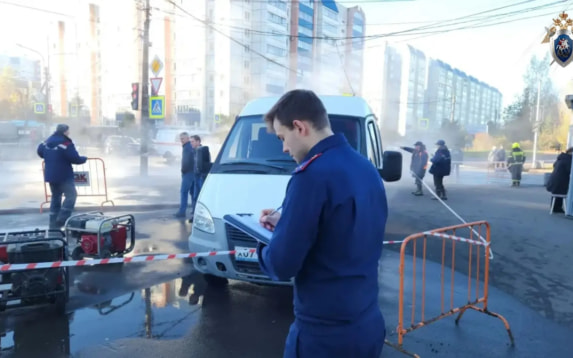 В Петербурге посреди улицы прорвало трубу с кипятком, есть пострадавшие