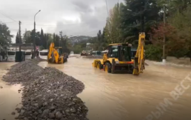 В Ялте затопило троллейбусный парк, спасатели возводят дамбу