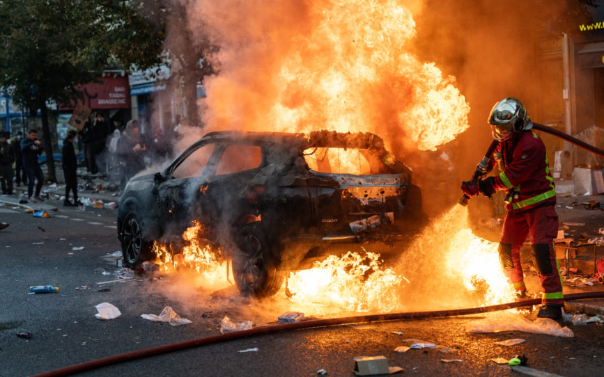 Погромы во Франции: как все началось и почему страну охватили беспорядки