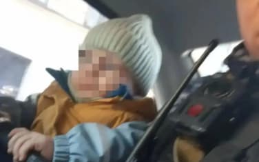 В центре Петербурга росгвардейцы спасли ребенка от падения из окна