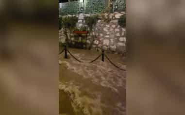 ИС "Вести" опубликовала кадры затопленной центральной улицы Алупки