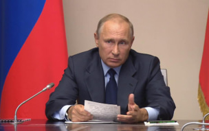 "Дорогие коллеги": Путин пошутил после получения знака театрального сообщества