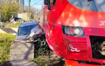 Во Владивостоке электричка протаранила легковой автомобиль