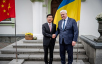 Украинских дипломатов высмеяли за размещение флага КНР в перевернутом виде