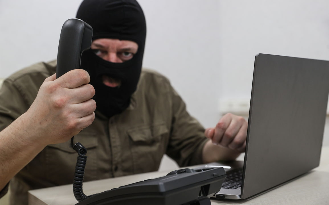 В ФСБ рассказали, кем чаще всего представляются мошенники