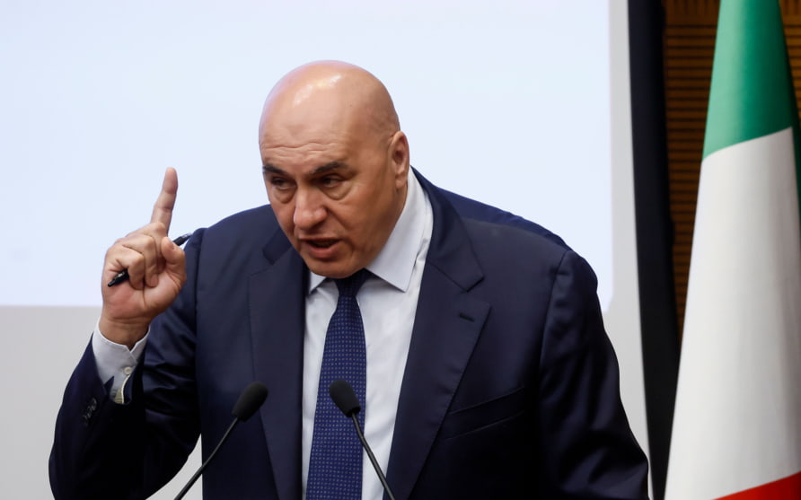 Глава МО Италии назвал протесты в стране результатом гибридной войны