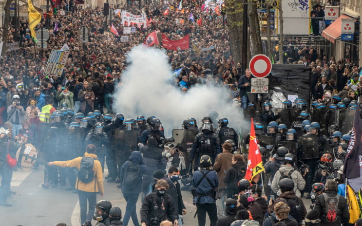 В Париже началась акция протеста против роста цен с участием профсоюзов