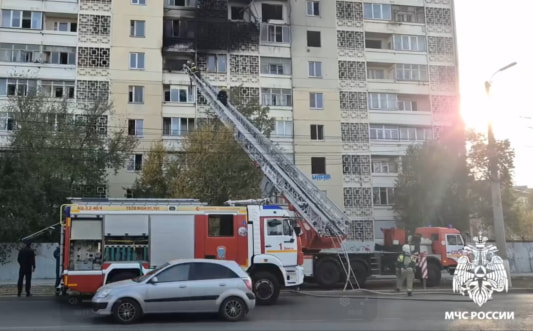 Пожарные ликвидировали возгорание в нежилой многоэтажке в Элисте